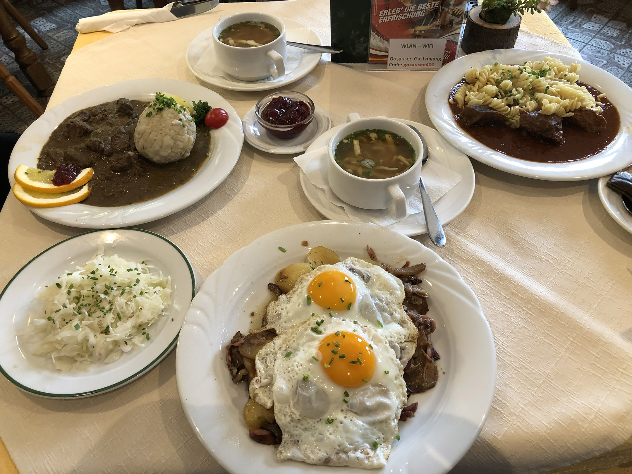 Gasthaus Gosausee的Tiroler Gröstl、炖鹿肉和炖牛肉 Gasthaus Gosausee的Tiroler Gröstl、炖鹿肉和炖牛肉