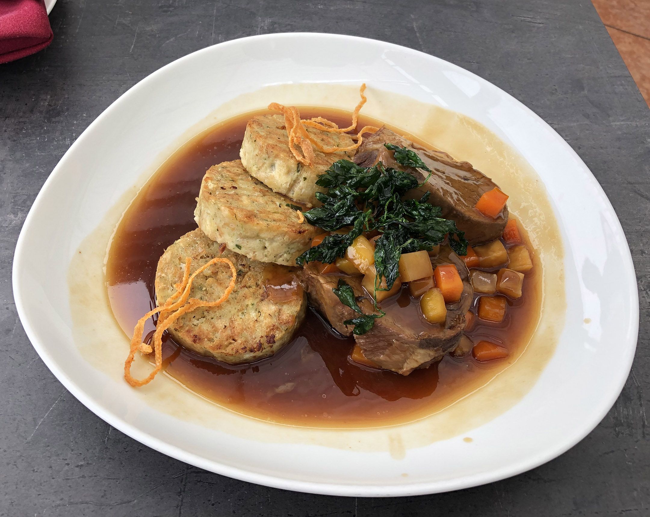 Wolfgangsee Weissen Rössl的炖牛肉配土豆饼 Wolfgangsee Weissen Rössl的炖牛肉配土豆饼