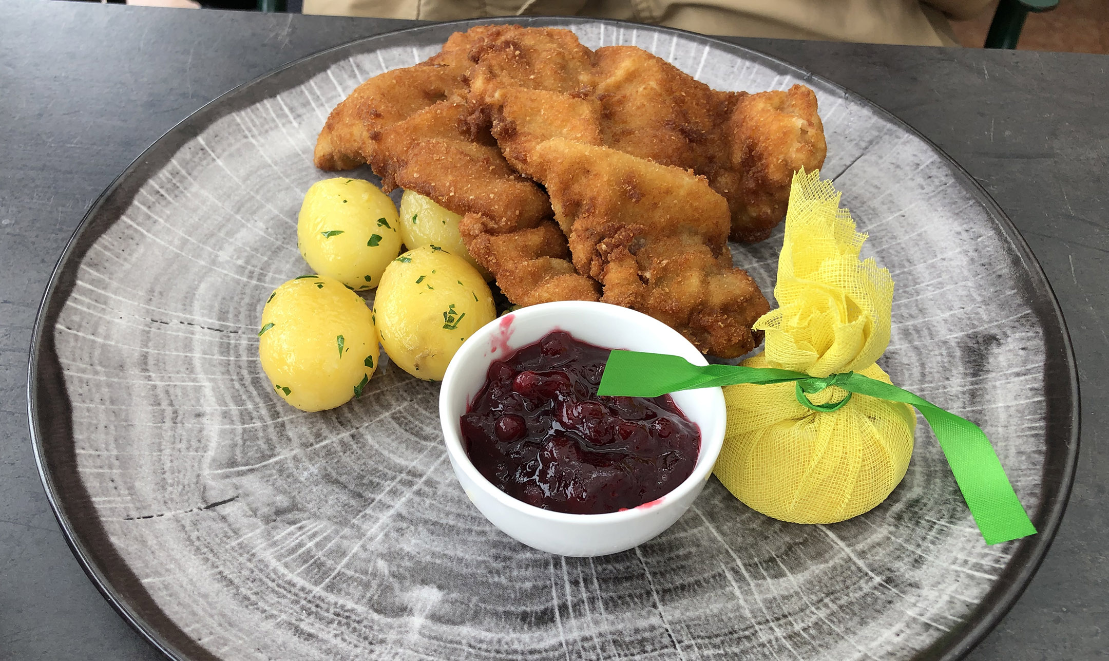 Wolfgangsee Weissen Rössl的Schnitzel Wolfgangsee Weissen Rössl的Schnitzel
