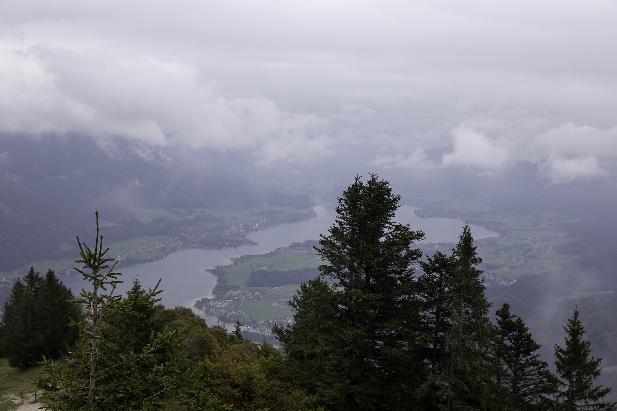 Zwölferhorn山上俯瞰Wolfgangsee Zwölferhorn山上俯瞰Wolfgangsee