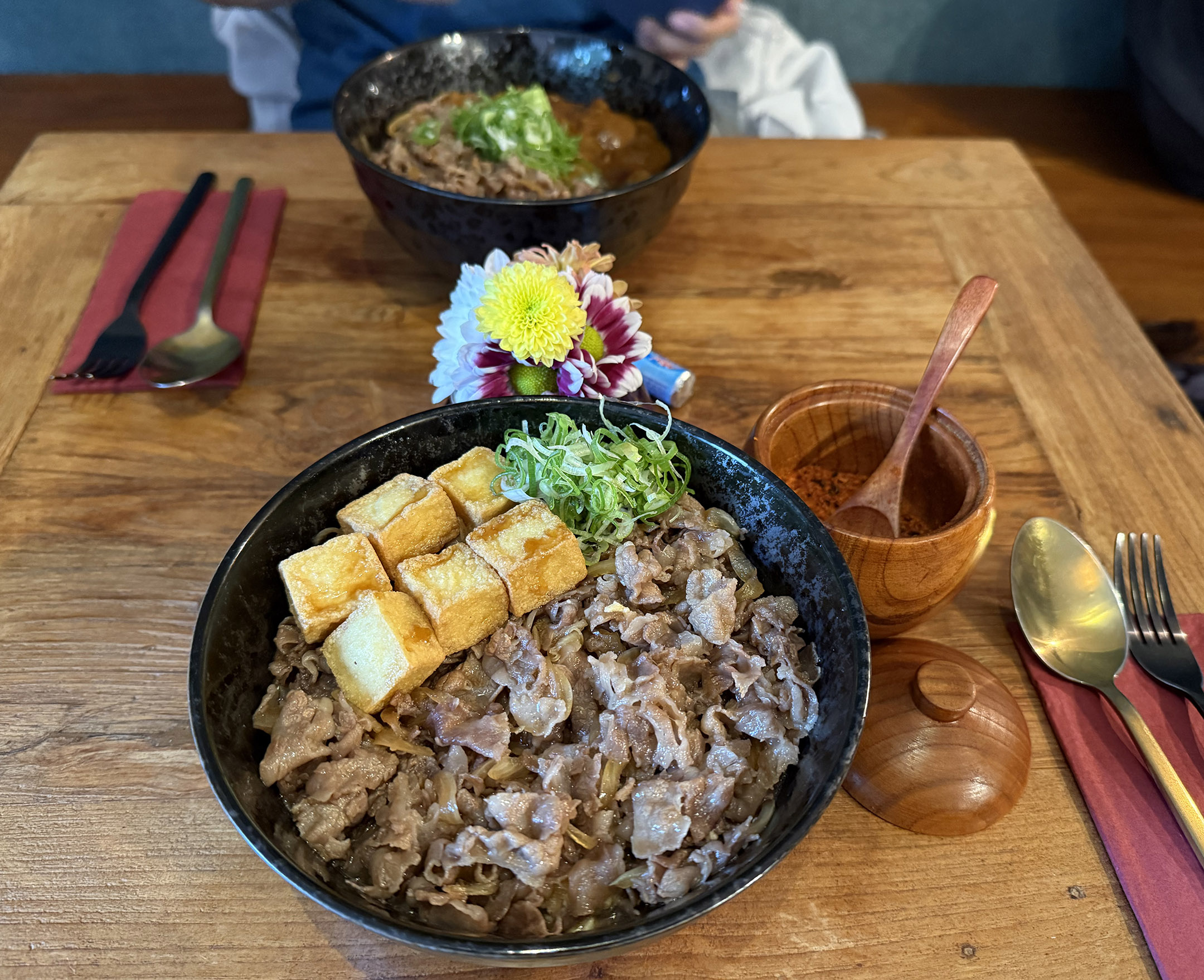 对面的是咖喱牛肉饭 对面的是咖喱牛肉饭
