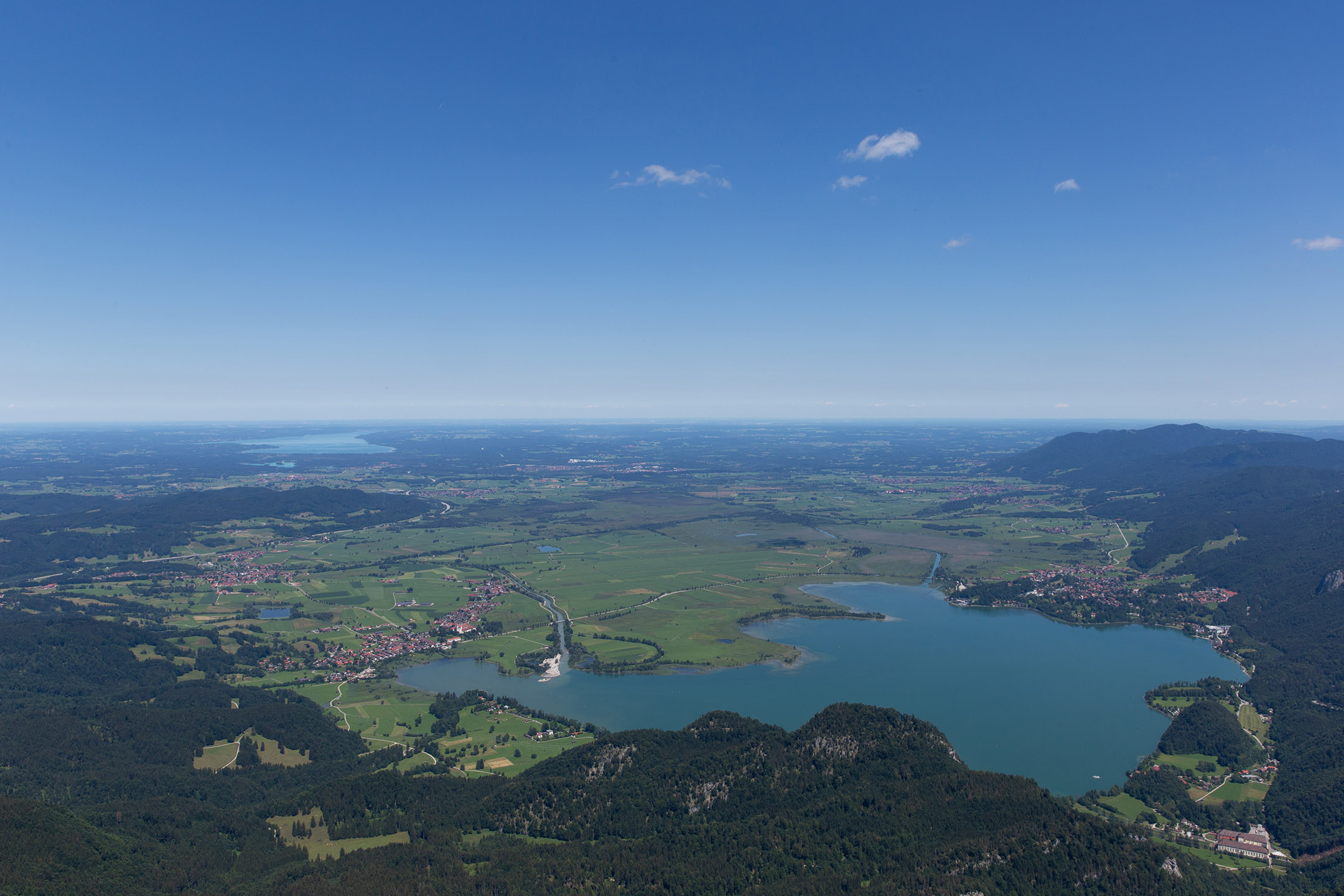 往北俯瞰科赫尔湖，天际线的位置是慕尼黑，左前的大湖是Starnberger See
