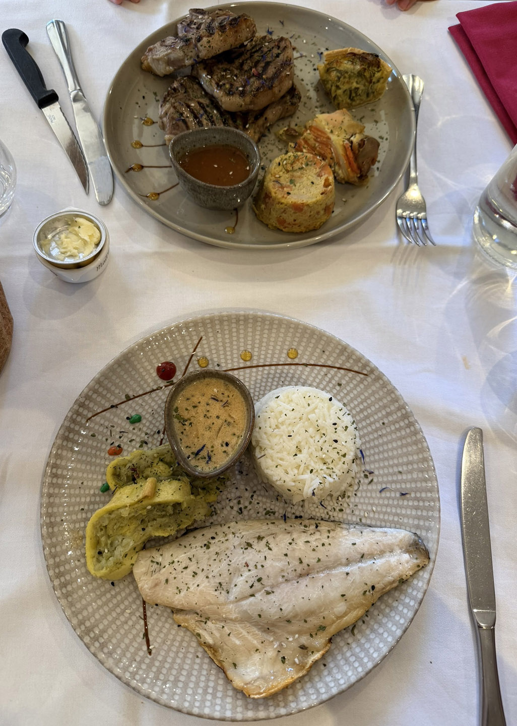 主食的烤羊排和鱼排