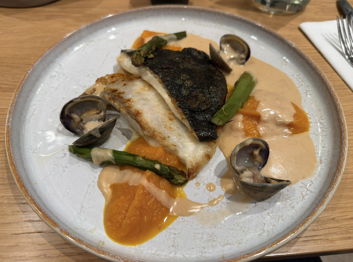 煎鱼排配蛤蜊和南瓜泥