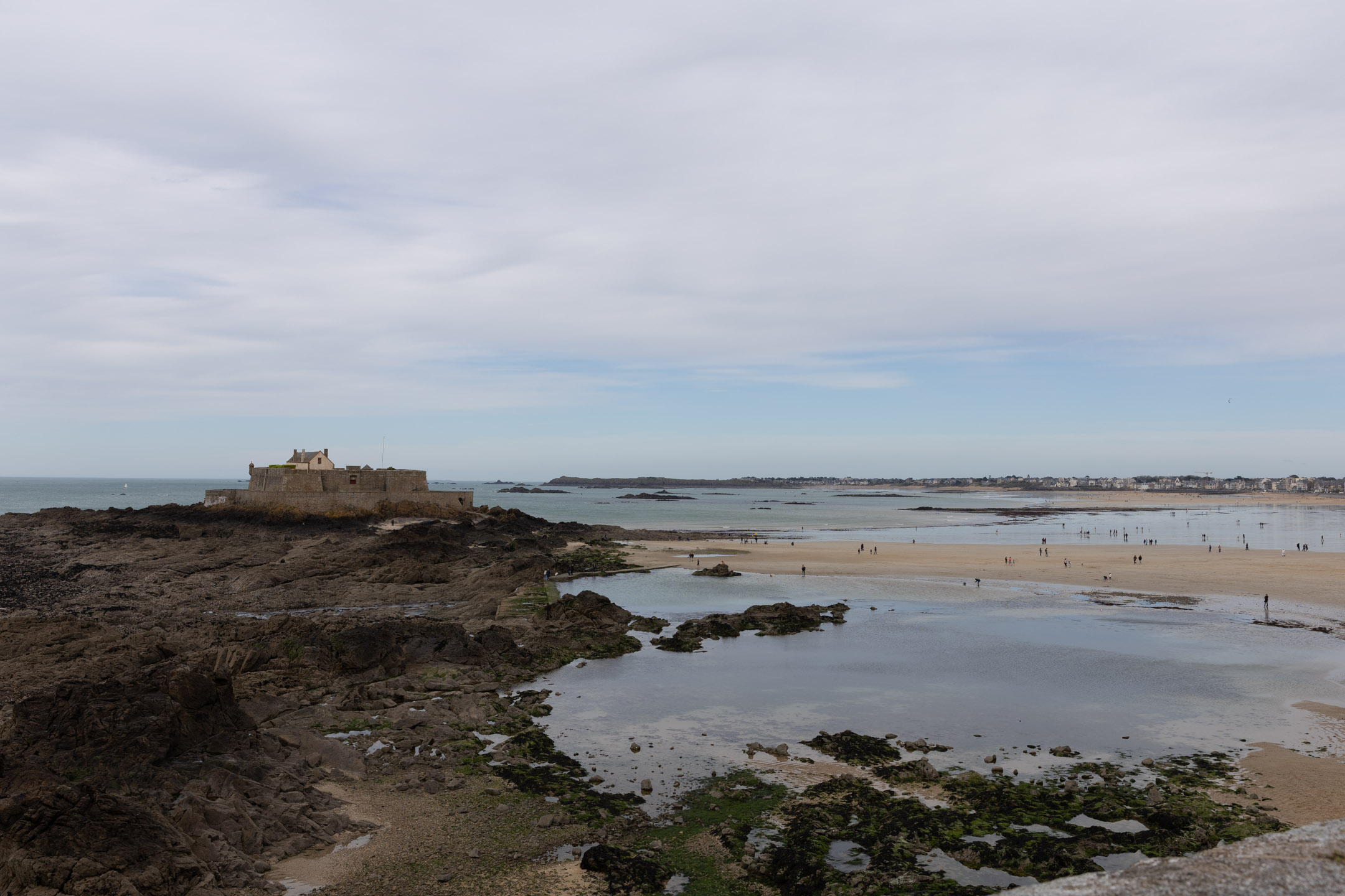 落潮时的圣马洛海滩