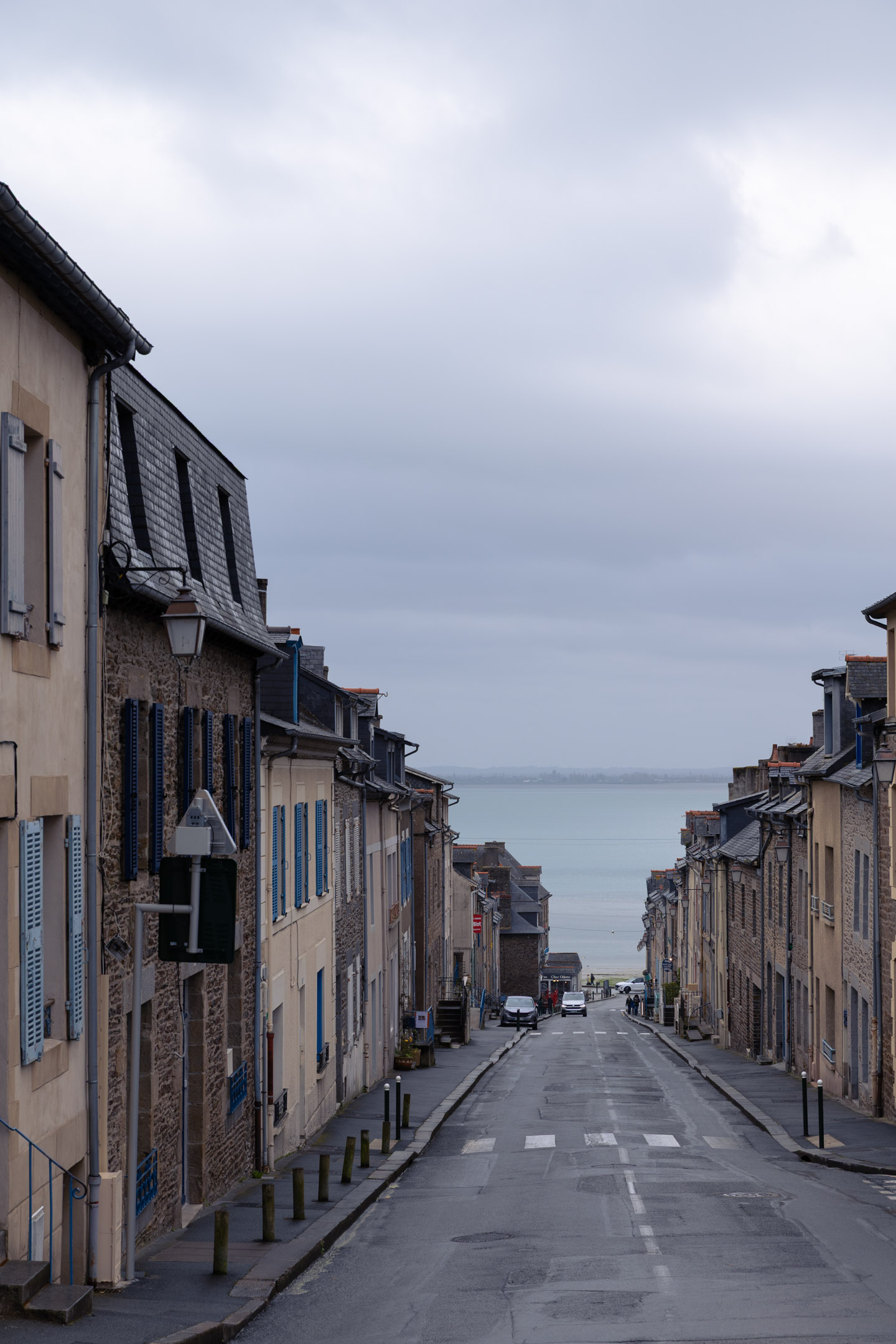 从小镇中心往海边的下坡