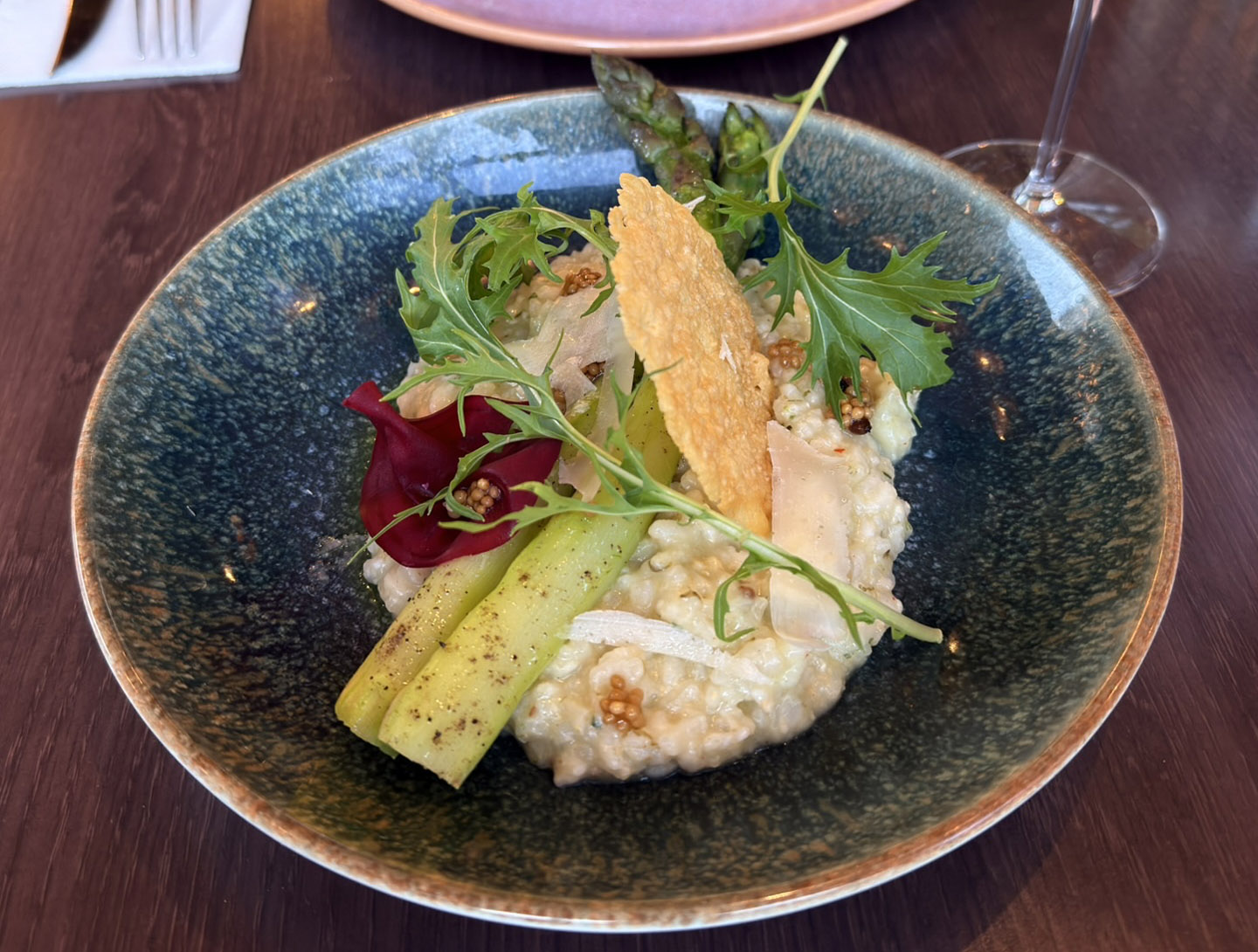 熊葱烩饭配烤芦笋和帕玛森芝士脆片