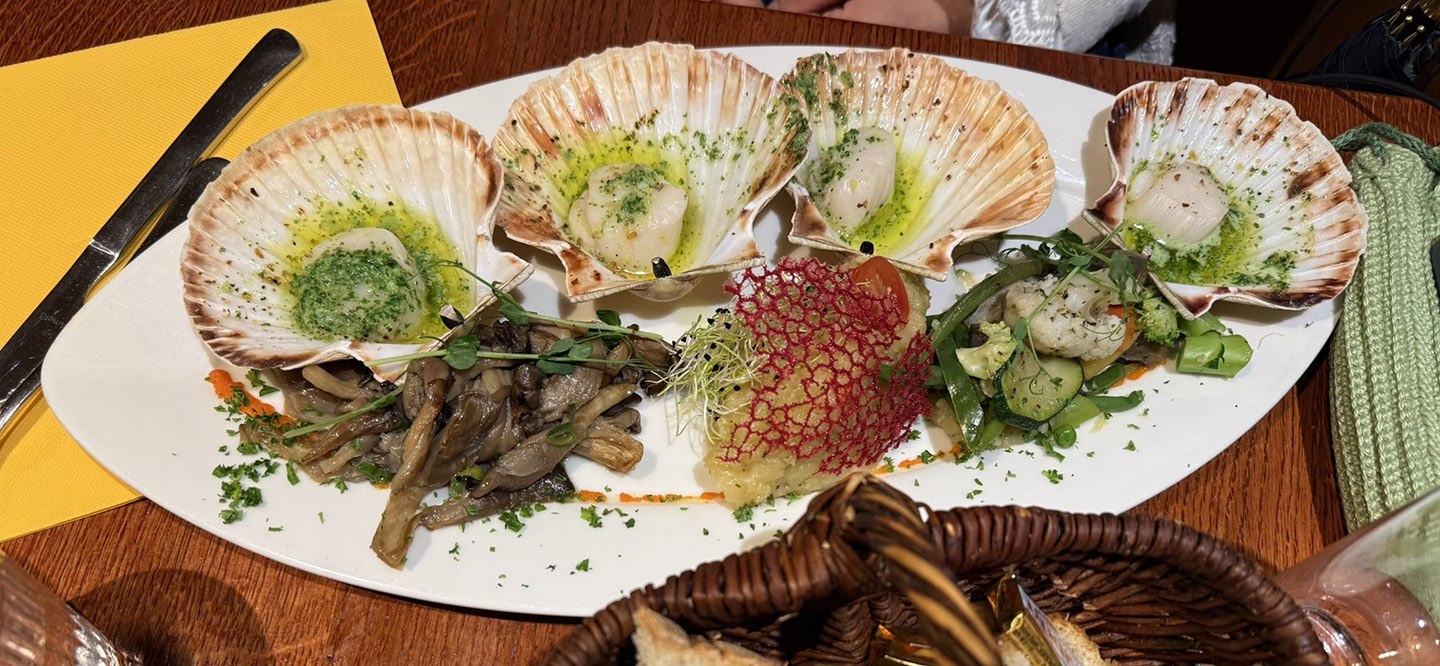 欧芹黄油烤贝柱配平菇、土豆泥和蔬菜