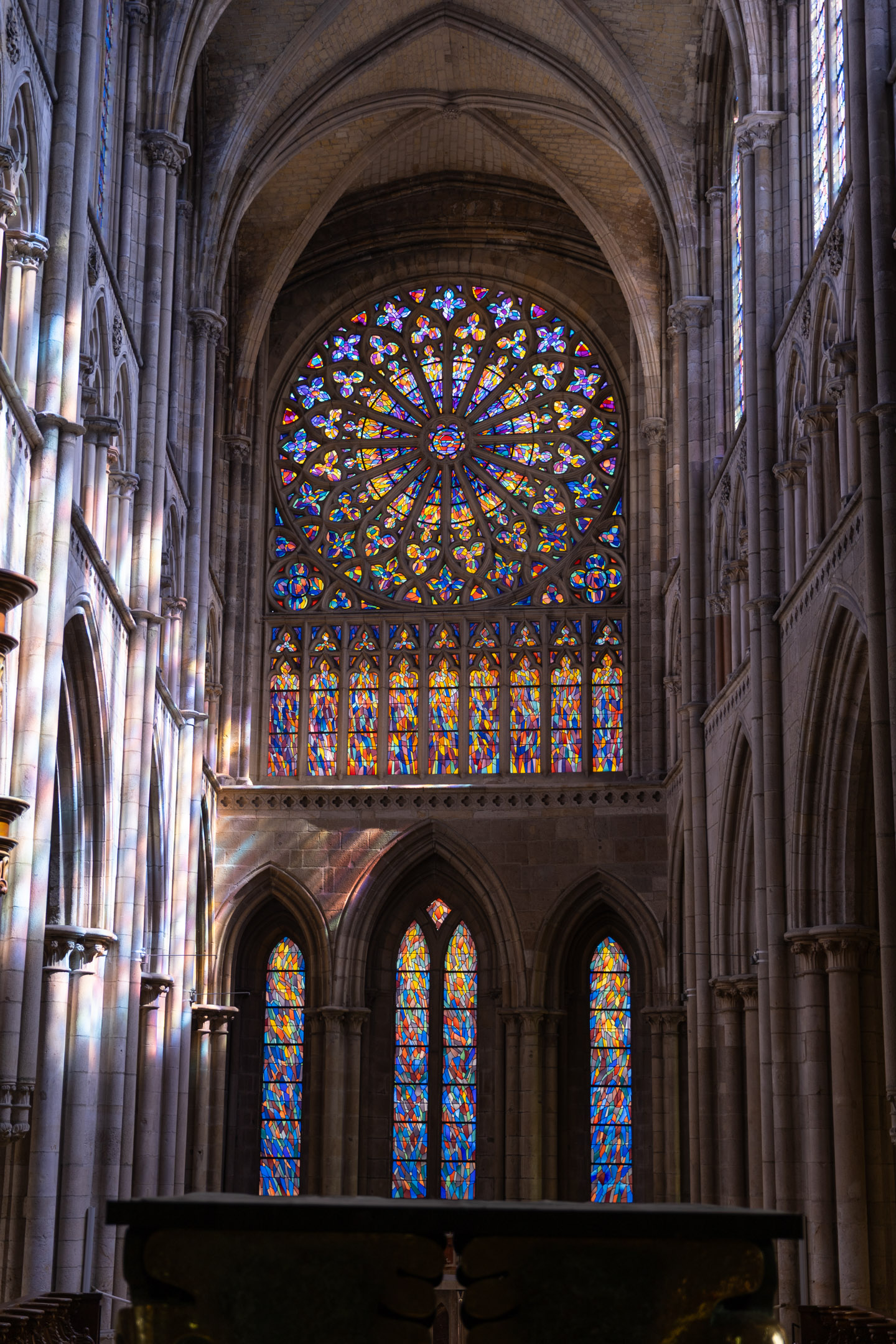 阳光下大教堂的花窗非常好看