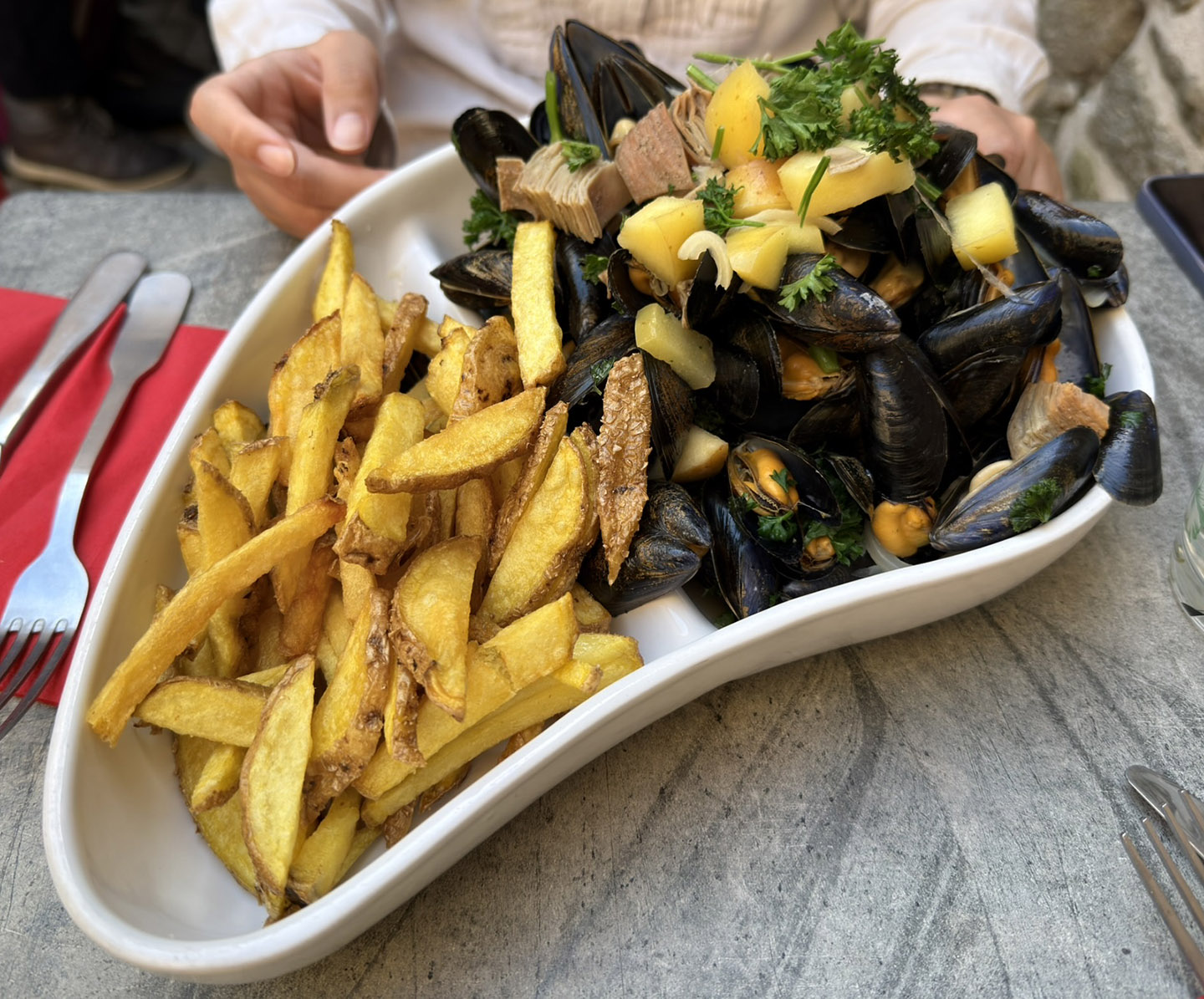 贻贝薯条配烤苹果和内脏肠