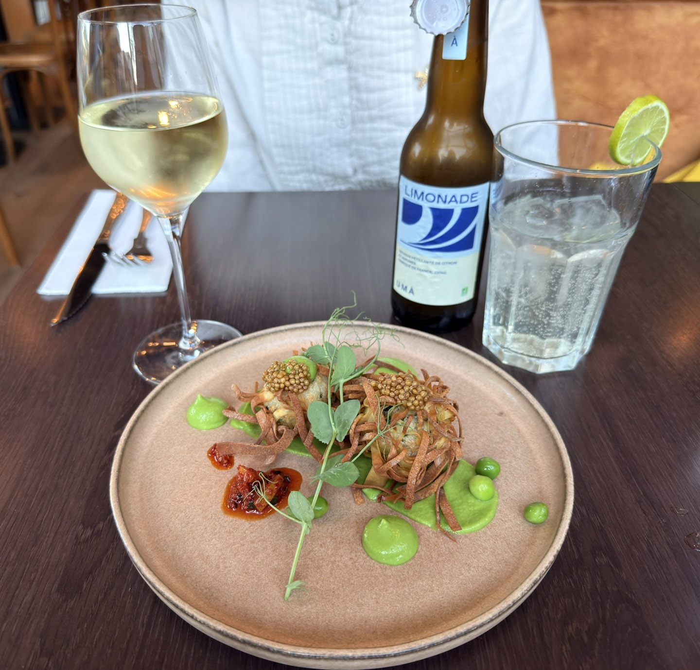 炸虾饺配芝麻豌豆泥河柑橘麻辣酱