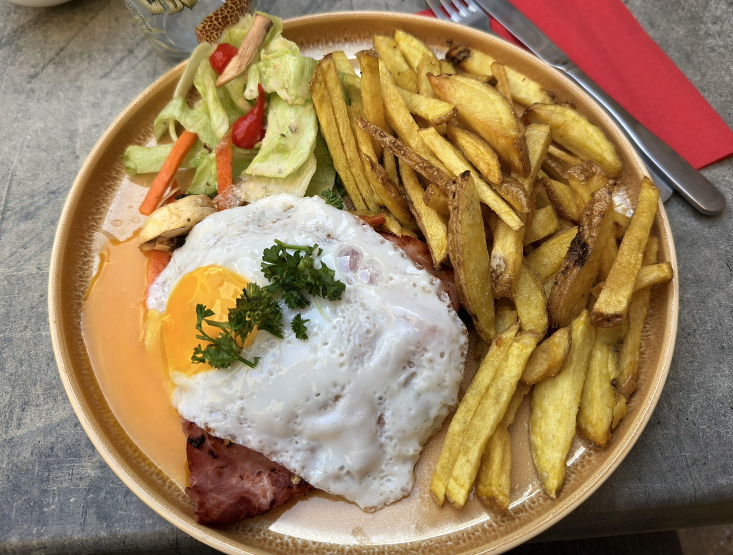 牛肉饼+芝士+培根+煎蛋+薯条