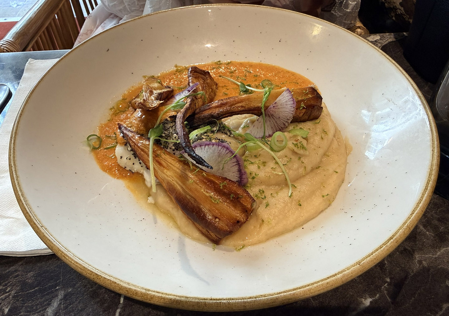 芝麻面包糠酥皮鱼配烤欧防风