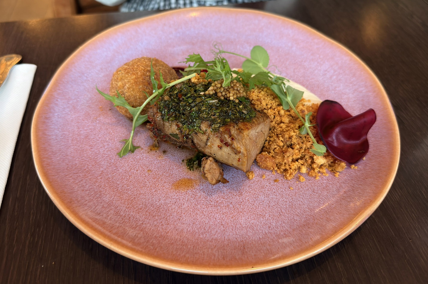 烤猪里脊配炸甜菜根鹰嘴豆泥丸子