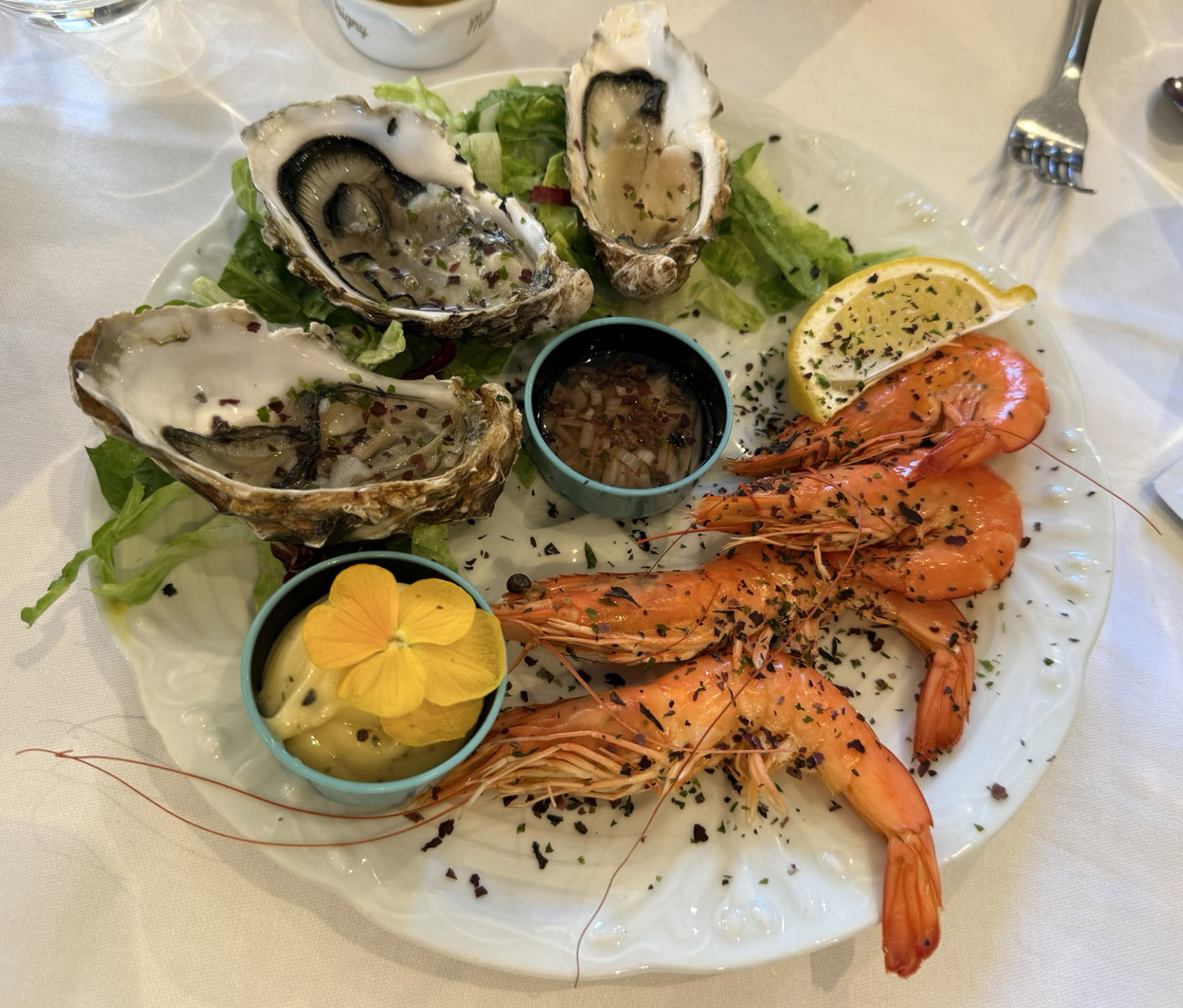 前菜的生蚝和虾